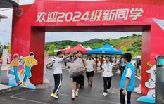 2024年党务信息第5期：聚力迎新党徽亮，志愿服务心连“新”